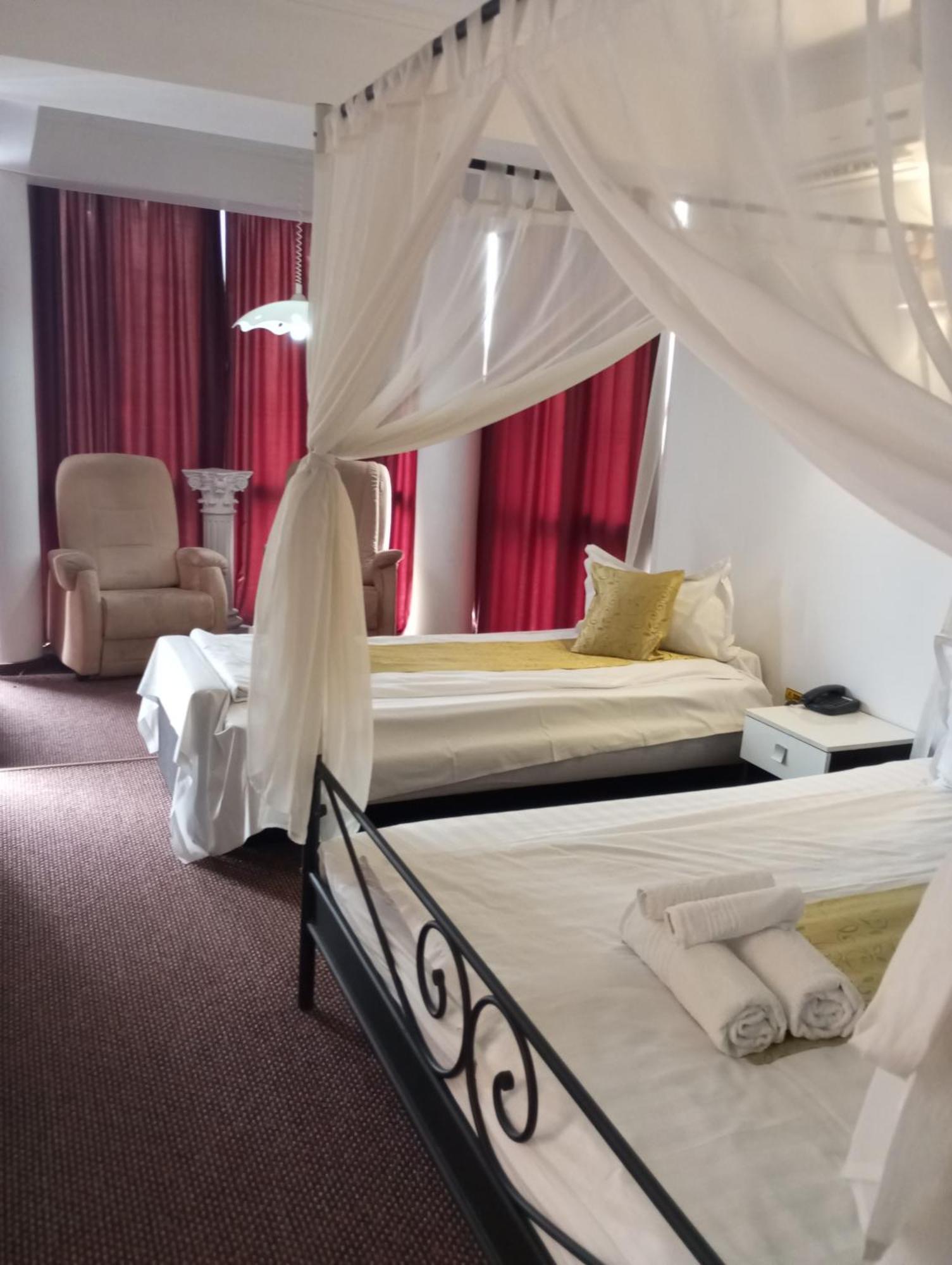 Rhc Royal Hotel Oradea Exterior photo